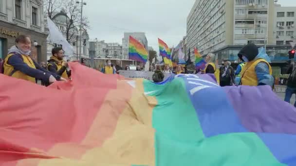 Gelijkheid Mars voor de bescherming van LGBT-rechten van de Kiev Pride Community in Kiev, Oekraïne — Stockvideo