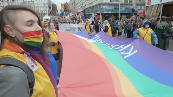 Ukrayna 'nın başkenti Kyiv' deki Kyiv Onur Topluluğunun LGBT haklarının korunması için Eşitlik Yürüyüşü — Stok video