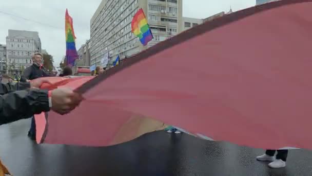 Kijevben, Ukrajnában az egyenlőségi március a kijevi büszke közösség LMBT-jogainak védelmében — Stock videók