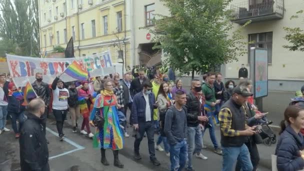 Ukrayna 'nın başkenti Kyiv' deki Kyiv Onur Topluluğunun LGBT haklarının korunması için Eşitlik Yürüyüşü — Stok video