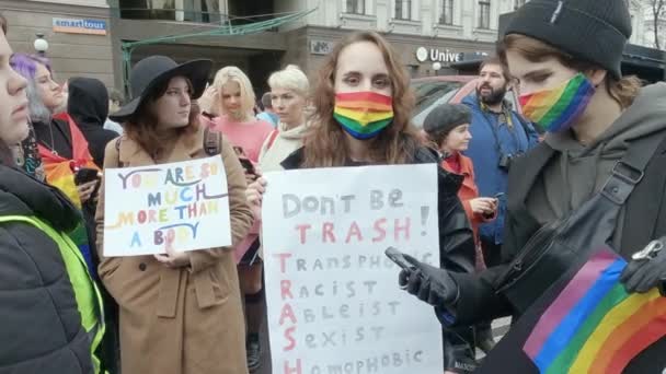 Marcha por la igualdad para la protección de los derechos LGBT de la Comunidad del Orgullo de Kiev en Kiev, Ucrania — Vídeos de Stock