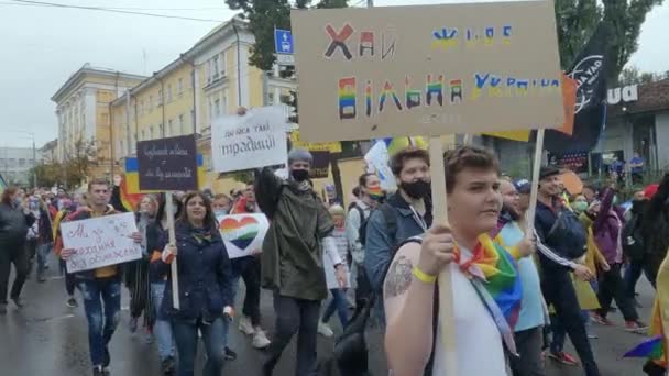 Ukrayna 'nın başkenti Kyiv' deki Kyiv Onur Topluluğunun LGBT haklarının korunması için Eşitlik Yürüyüşü — Stok video