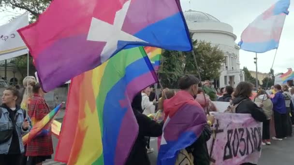 Marcha por la igualdad para la protección de los derechos LGBT de la Comunidad del Orgullo de Kiev en Kiev, Ucrania — Vídeos de Stock