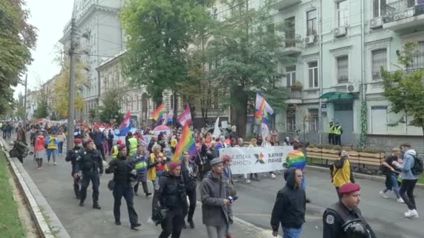 Jämställdhetsmarsch för skydd av HBT-rättigheter för Kiev Pride Community i Kiev, Ukraina — Stockvideo