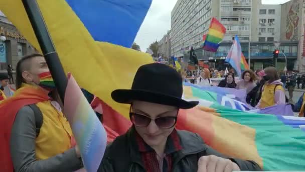 Πορεία Ισότητας για την προστασία των δικαιωμάτων των ΛΟΑΤ της Κοινότητας Υπερηφάνειας Κιέβου στο Κίεβο της Ουκρανίας — Αρχείο Βίντεο