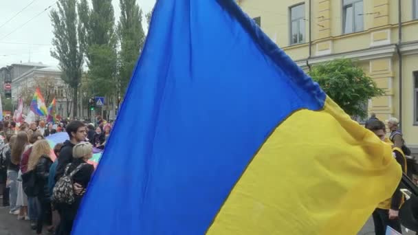 Marcha por la igualdad para la protección de los derechos LGBT de la Comunidad del Orgullo de Kiev en Kiev, Ucrania — Vídeos de Stock