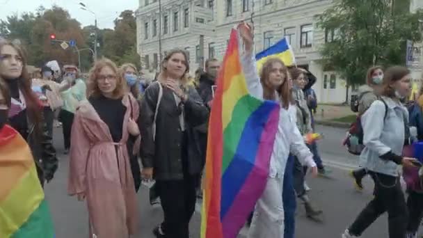Ukrayna 'daki LGBT topluluğunun haklarına destek yürüyüşü - Kyiv Pride — Stok video