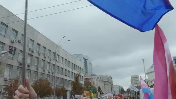 Marcha en apoyo de los derechos de la comunidad LGBT en Ucrania - Kyiv Pride — Vídeos de Stock