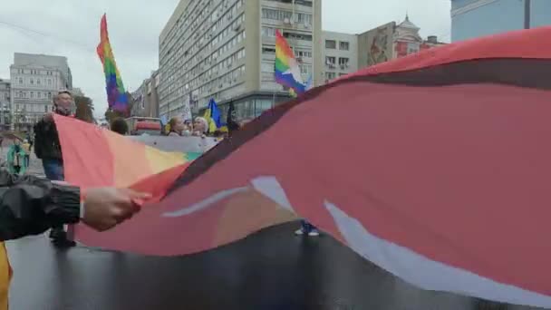 Marcha en apoyo de los derechos de la comunidad LGBT en Ucrania - Kyiv Pride — Vídeos de Stock