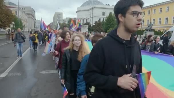 Maart ter ondersteuning van de rechten van de LGBT-gemeenschap in Oekraïne - Kyiv Pride — Stockvideo