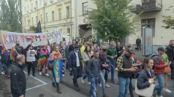 Marcha en apoyo de los derechos de la comunidad LGBT en Ucrania - Kyiv Pride — Vídeos de Stock