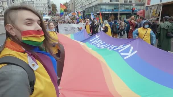 Maart ter ondersteuning van de rechten van de LGBT-gemeenschap in Oekraïne - Kyiv Pride — Stockvideo
