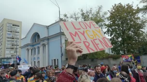 Marsch zur Unterstützung der Rechte der LGBT-Community in der Ukraine - Kyiv Pride — Stockvideo