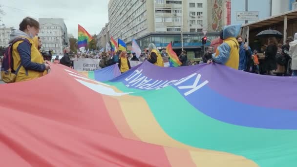 Marcha en apoyo de los derechos de la comunidad LGBT en Ucrania - Kyiv Pride — Vídeos de Stock