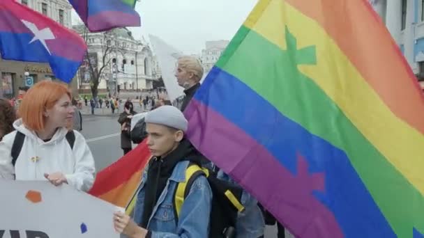 Maart ter ondersteuning van de rechten van de LGBT-gemeenschap in Oekraïne - Kyiv Pride — Stockvideo