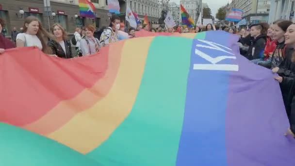 Marcha en apoyo de los derechos de la comunidad LGBT en Ucrania - Kyiv Pride — Vídeo de stock