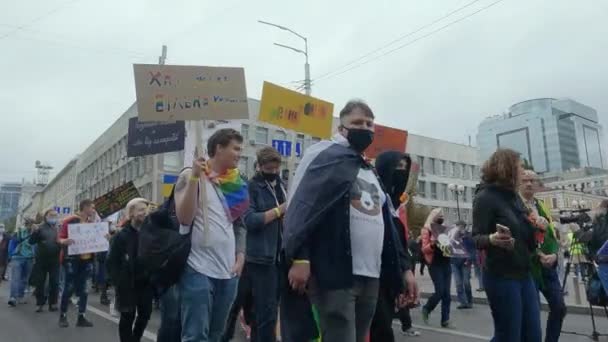 Marcha en apoyo de los derechos de la comunidad LGBT en Ucrania - Kyiv Pride — Vídeo de stock