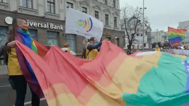 Marcha en apoyo de los derechos de la comunidad LGBT en Ucrania - Kyiv Pride — Vídeos de Stock