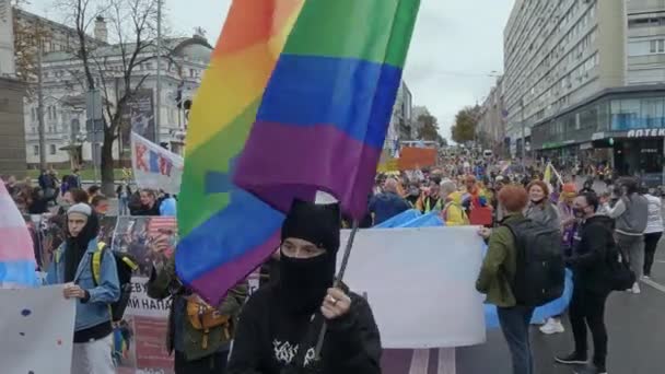 Marcha en apoyo de los derechos de la comunidad LGBT en Ucrania - Kyiv Pride — Vídeos de Stock