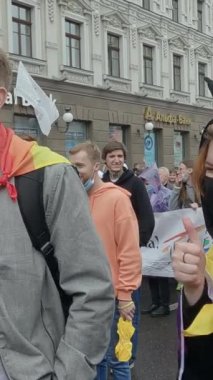 Ukrayna 'daki LGBT topluluğunun haklarını destekleyen dikey video yürüyüşü - Kyiv Pride