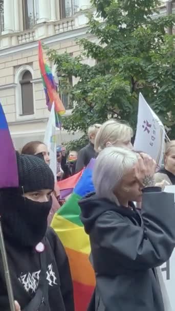 Verticale video mars ter ondersteuning van de rechten van de LGBT gemeenschap in Oekraïne - Kyiv Pride — Stockvideo