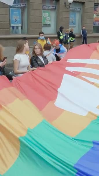 ウクライナのLGBTコミュニティの権利を支援する垂直ビデオ行進 – Kyiv Pride — ストック動画