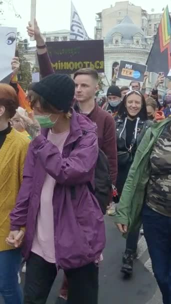 Vertikale Videodemo zur Unterstützung der Rechte der LGBT-Community in der Ukraine - Kyiv Pride — Stockvideo