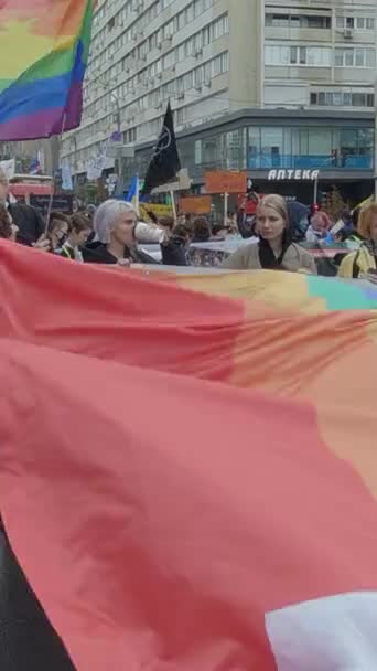 Marcha vertical en vídeo en apoyo de los derechos de la comunidad LGBT en Ucrania - Kyiv Pride — Vídeos de Stock