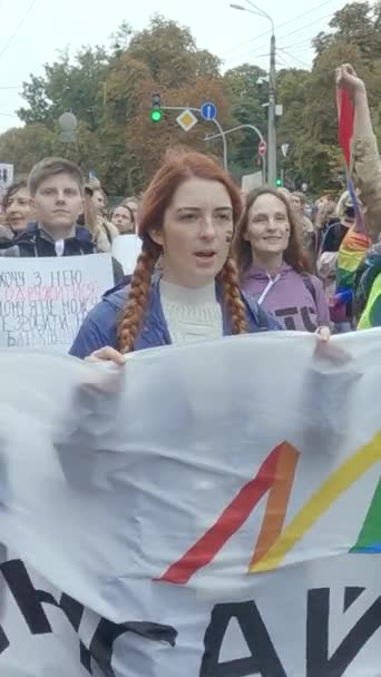 Ukrayna 'daki LGBT topluluğunun haklarını destekleyen dikey video yürüyüşü - Kyiv Pride — Stok video