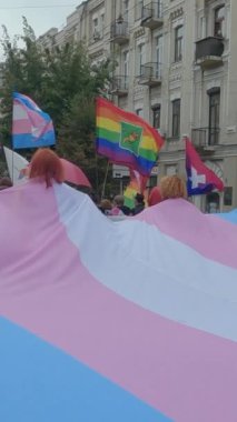 Ukrayna 'daki LGBT topluluğunun haklarını destekleyen dikey video yürüyüşü - Kyiv Pride