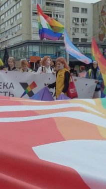 Ukrayna 'daki LGBT topluluğunun haklarını destekleyen dikey video yürüyüşü - Kyiv Pride