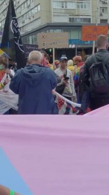 Ukrayna 'daki LGBT topluluğunun haklarını destekleyen dikey video yürüyüşü - Kyiv Pride