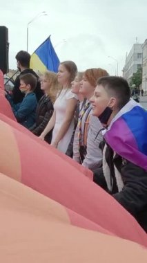 Ukrayna 'daki LGBT topluluğunun haklarını destekleyen dikey video yürüyüşü - Kyiv Pride