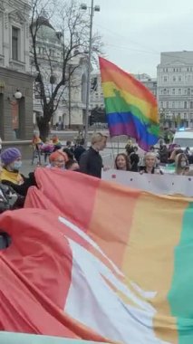 Ukrayna 'daki LGBT topluluğunun haklarını destekleyen dikey video yürüyüşü - Kyiv Pride