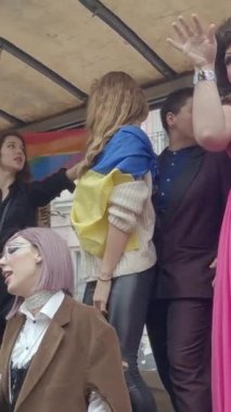 Ukrayna 'daki LGBT topluluğunun haklarını destekleyen dikey video yürüyüşü - Kyiv Pride