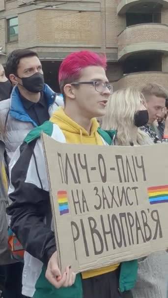 Marcha vertical en vídeo en apoyo de los derechos de la comunidad LGBT en Ucrania - Kyiv Pride — Vídeos de Stock