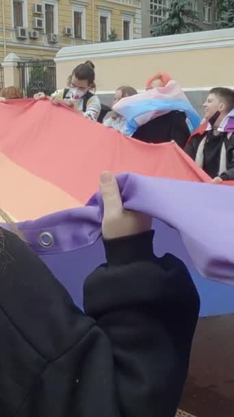 Vertikale Videodemo zur Unterstützung der Rechte der LGBT-Community in der Ukraine - Kyiv Pride — Stockvideo