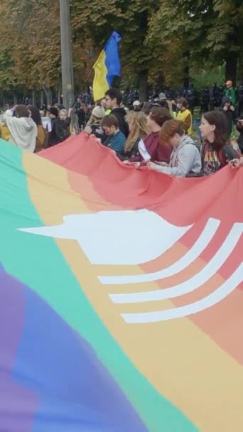 Lodret video march til støtte for rettighederne for LGBT samfund i Ukraine - Kiev Pride – Stock-video