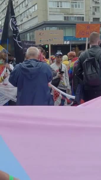 Marcha vertical en vídeo en apoyo de los derechos de la comunidad LGBT en Ucrania - Kyiv Pride — Vídeo de stock