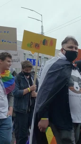 Függőleges videófelvonulás az LMBT-közösség jogainak támogatására Ukrajnában - Kijev Pride — Stock videók