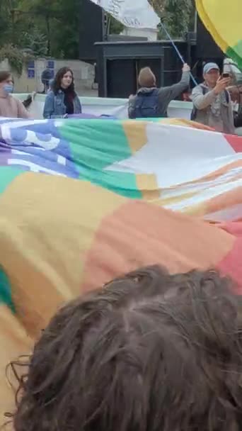 Verticale video mars ter ondersteuning van de rechten van de LGBT gemeenschap in Oekraïne - Kyiv Pride — Stockvideo