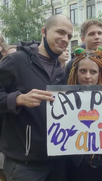 Ukrayna 'daki LGBT topluluğunun haklarını destekleyen dikey video yürüyüşü - Kyiv Pride — Stok video