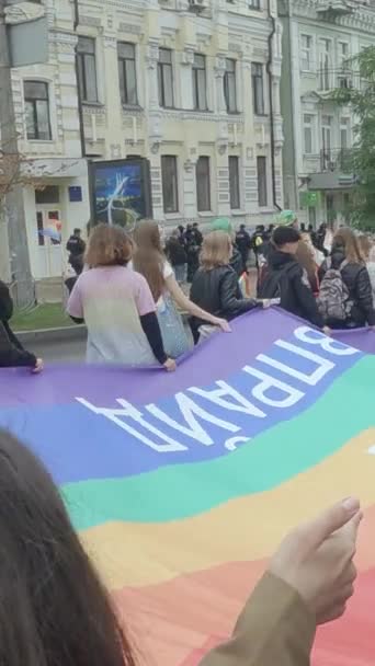 우크라 이나 LGBT 공동체의 권리를 지지하는 수직 영상 행진 - Kyiv Pride — 비디오