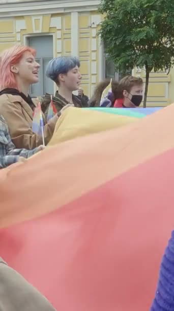 Ukrayna 'daki LGBT topluluğunun haklarını destekleyen dikey video yürüyüşü - Kyiv Pride — Stok video