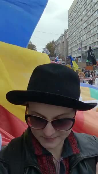 Marcha vertical en vídeo en apoyo de los derechos de la comunidad LGBT en Ucrania - Kyiv Pride — Vídeos de Stock