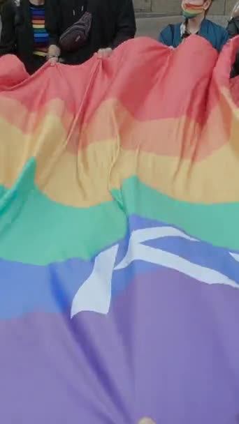 Vertikální videopochod na podporu práv LGBT komunity na Ukrajině - Kyjev Pride — Stock video