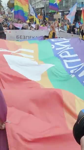 Marcha vertical en vídeo en apoyo de los derechos de la comunidad LGBT en Ucrania - Kyiv Pride — Vídeos de Stock