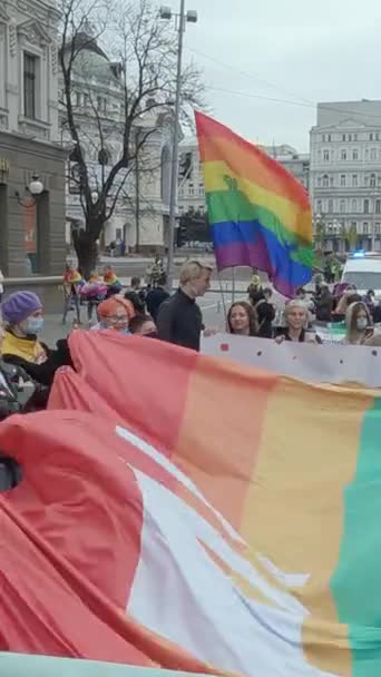 ウクライナのLGBTコミュニティの権利を支援する垂直ビデオ行進 – Kyiv Pride — ストック動画