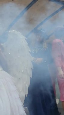 Ukrayna 'daki LGBT topluluğunun haklarını destekleyen dikey video yürüyüşü - Kyiv Pride