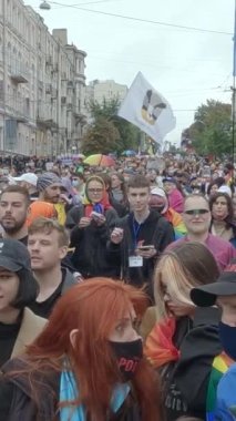 Ukrayna 'daki LGBT topluluğunun haklarını destekleyen dikey video yürüyüşü - Kyiv Pride